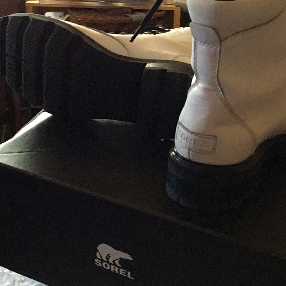 Sorel boots - Picture 3 of 4